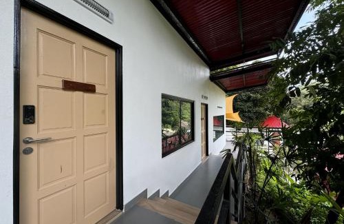 Kampung Pelimbaian Hotel | Hillside Red Cabin