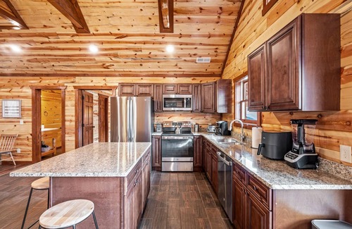Caton Apartment | Hillside Retreat in Sevierville