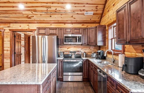 Caton Apartment | Hillside Retreat in Sevierville