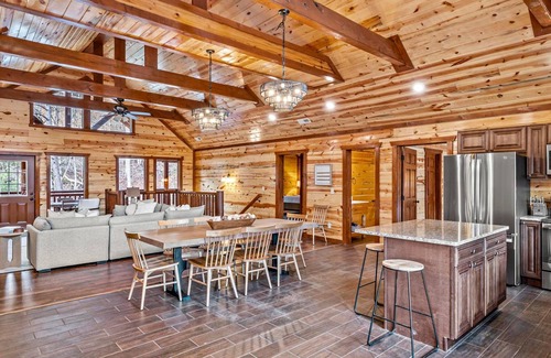Caton Apartment | Hillside Retreat in Sevierville