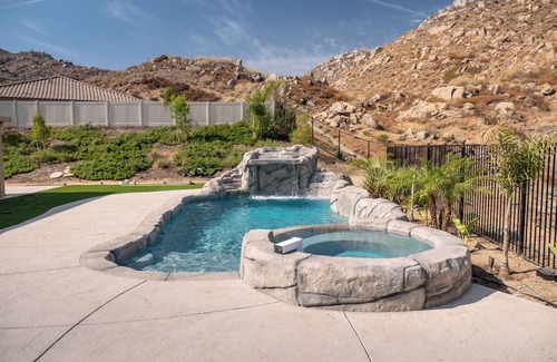 San Jacinto House | Hillside Retreat W/Grotto Pool, Hot Tub & Patio