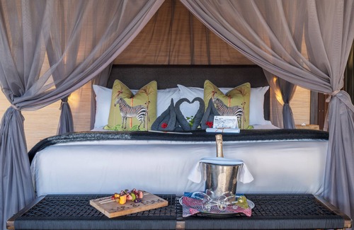 Sidbury Hotel | HillsNek Safari Camp - Amakhala Game Reserve