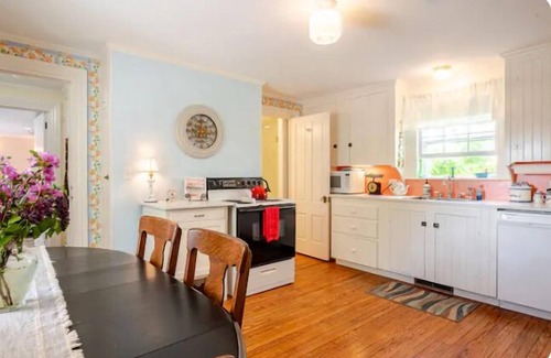 Waldoboro Apartment | Hilltop 5BR Retreat, 3 showers, BBQ, Fire Pit, Decks & Space to Gather