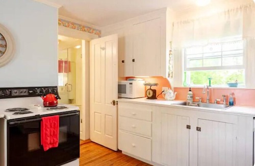 Waldoboro Apartment | Hilltop 5BR Retreat, 3 showers, BBQ, Fire Pit, Decks & Space to Gather