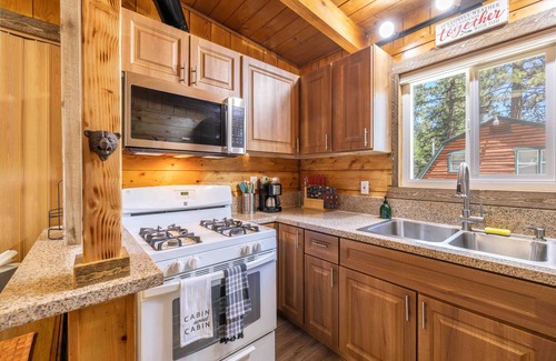 Running Springs Cabin | Hilltop cabin-14 mins from Lake arrowhead +12 mins from Snow Valley Ski Resort