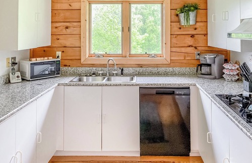 Valley Springs House | Hilltop Cabin w/Stunning Views Minutes to Homestead Resort