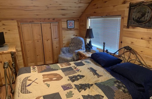 Rutheron Cabin | Hilltop Cabin with Sunning Views on 11 Acres