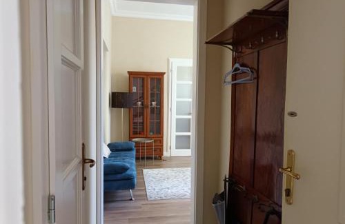 Castle Hill Apartment | Hilltop Garden Apartman
