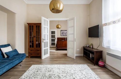 Castle Hill Apartment | Hilltop Garden Apartman
