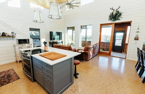 Dripping Springs Apartment | Hilltop Haven, Spectacular Views, hot tub, arcade!