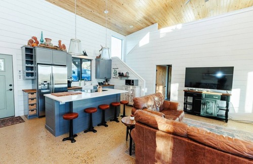 Dripping Springs Apartment | Hilltop Haven, Spectacular Views, hot tub, arcade!