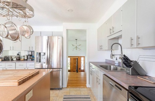 Swan Lake House | Hilltop Hideaway | Hot Tub Heated Pool Golf