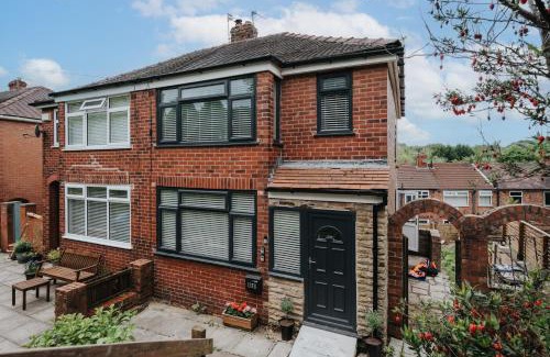 Manchester House | Hilltop House in Central Manchester - Free Parking
