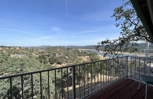 Oak Shores House | Hilltop Lakehouse with Incredible Lake View