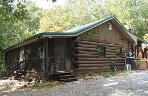 Tellico Plains Cabin | Hilltop Log Cabin with Water Effect