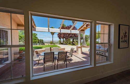 Templeton House | Hilltop Oasis