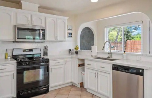 Atascadero House | Hilltop Oasis w/4 Roomy Bedrooms & Striking Views