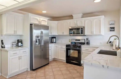 Atascadero House | Hilltop Oasis w/4 Roomy Bedrooms & Striking Views
