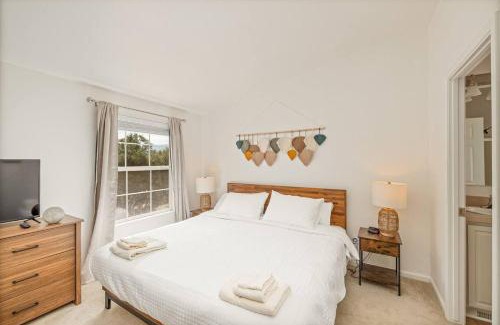 Oakhurst House | HIlltop Oasis with games, hot tub, Fire-pit, Deck, Views