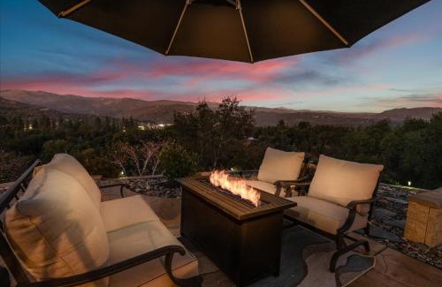 Oakhurst House | Hilltop Paradise with stunning views/hot tub/firepit/dog friendly