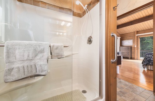 Hartford House | Hilltop Serenity - entire cabin- scenic oasis