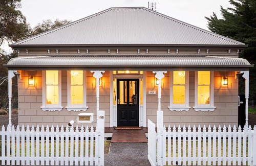 Castlemaine House | Hilltop Victorian Retreat - Firepit + Sunset views