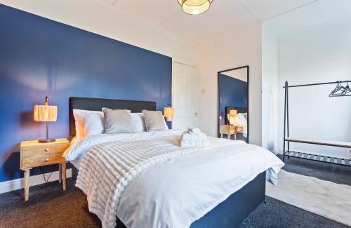 Abertillery House | Hillview Escape - Group-Friendly Comfort