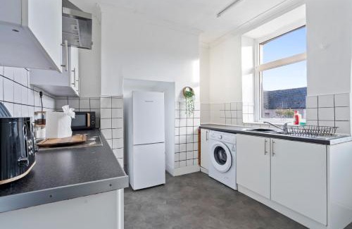 Abertillery House | Hillview Escape - Group-Friendly Comfort