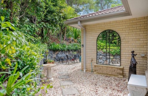 Coffs Harbour Apartment | Hillview Pet Friendly, Telsa Charger, Sleeps 6, Bbq