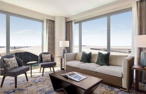 Nashville Hotel | Hilton BNA Nashville Airport Terminal