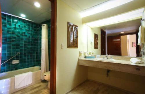 Zona Hotelera Resort | Hilton Cancun Mar Caribe All-Inclusive Resort
