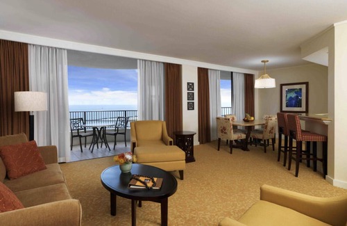 Waikiki Resort | 🌴 Hilton Hawaiian Village ✨ Experience Paradise in a 2 BR Oceanview-Sleeps 6