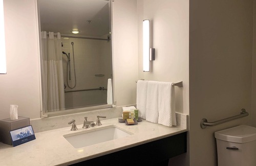 Kenner - Louis Armstrong International Airport Hotel | Hilton New Orleans Airport