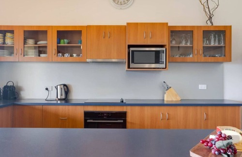 Nangkita House | Hindmarsh Hideaway- Waterfront, pet friendly, NBN,