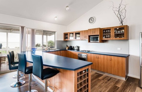 Nangkita House | Hindmarsh Hideaway- Waterfront, pet friendly, NBN,Private jetty