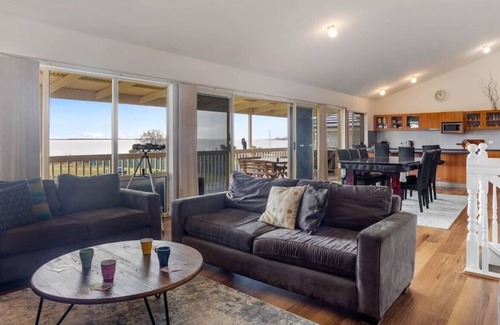 Nangkita House | "Hindmarsh Hideaway " - Private Jetty - Pet Friendly