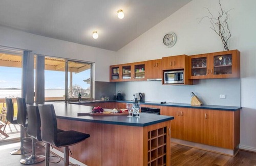 Nangkita House | "Hindmarsh Hideaway " - Private Jetty - Pet Friendly