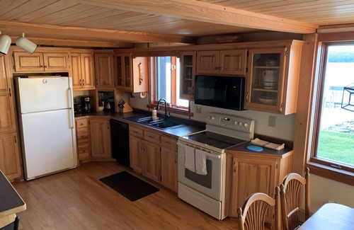 Hayward Cottage | Hinton Bay Cabin on Round Lake