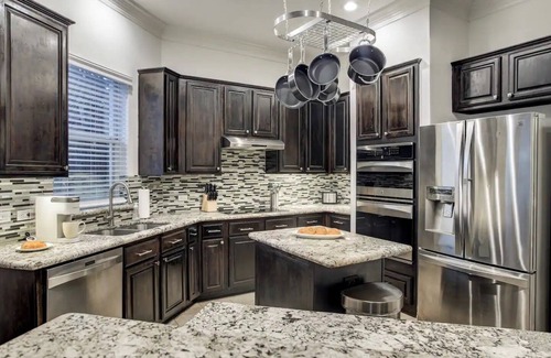 South Central Houston House | Hip Bachelor-ette Pad, Sleeps 18, Packed With Games! 2mi to Downtown Houston!