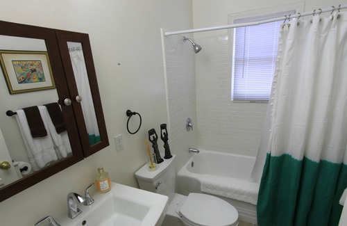Altadena House | HIP CHARM & COMFORT IN ALTADENA (Pasadena adjacent)