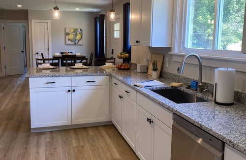 Merry Oaks House | Hip Donelson close to great restaurants and shopping. Easy access to Nashville.