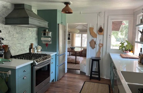 Ojai House | Hip Downtown Ojai Casita w/Hot tub!