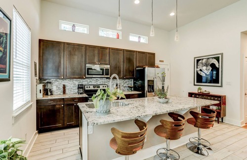 Chestnut House | Hip East Austin, Cold/Hot Tub, Groups/Pets Welcome