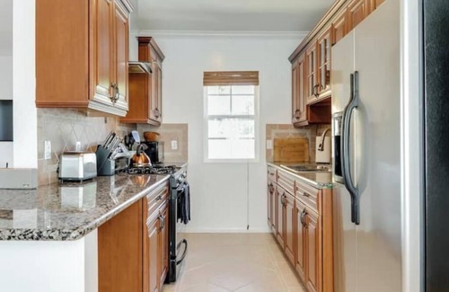 Sunset Junction Apartment | Hip Silver Lake Escape with Sweeping Terrace View