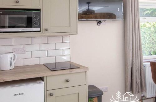 New Forest District Apartment | Hippo Room 8 - Peaceful Double - Garden View