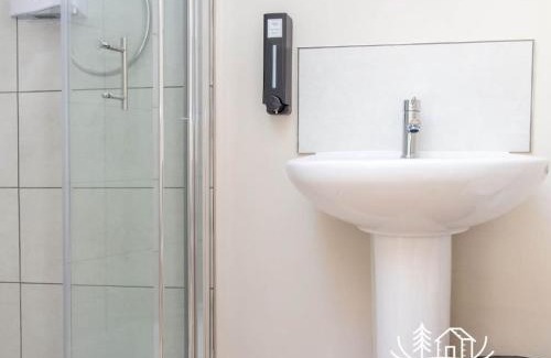 New Forest District Apartment | Hippo Room 8 - Peaceful Double - Garden View