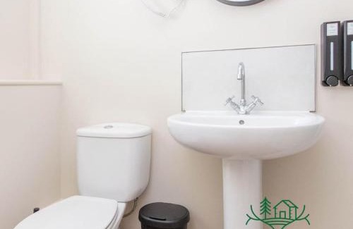 New Forest District Apartment | Hippo Room 8 - Peaceful Double - Garden View