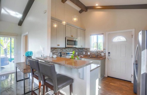 Vista Cottage | Hipster Cottage minutes from Downtown Vista! Yoga, Mediation & Sound Bath