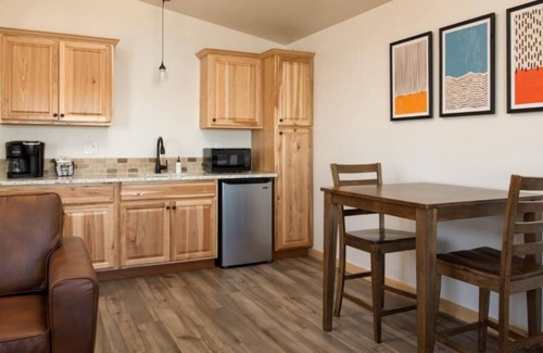 Boardman House | Hire Motorized Watercraft on Site! 4 Modern Spaces w/ Breathtaking Views, Pool