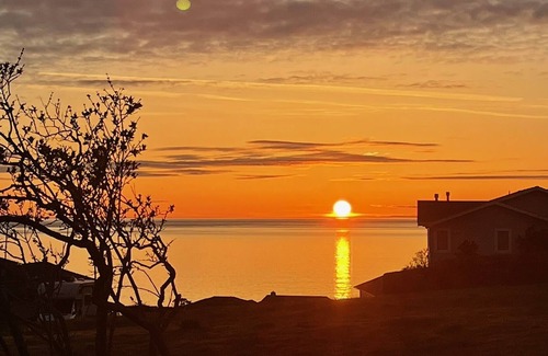 Oak Harbor Cottage | Historic (1860) Whidbey Island Home/Farm, Tennis Court, Mtn Biking, and Beach.